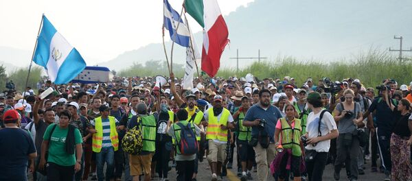 Караван мигрантов из Гондураса направляется в США - Sputnik Moldova-România