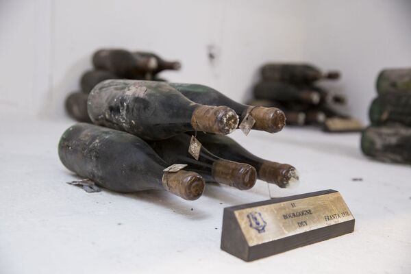 Primele exponate ale vinotecii de la Cricova au fost vinurile din colecția lui Hermann Göring, printre care se află renumitele vinuri Moselle, Bourgogne, Bordeaux, Porto
 - Sputnik Moldova