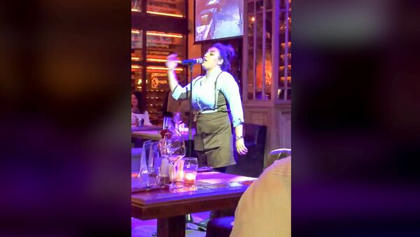 Chelnerița unui restaurant din Sankt Petersburg Susanna Manukyan cântă „I Have Nothing”  de Whitney Houston - Sputnik Moldova