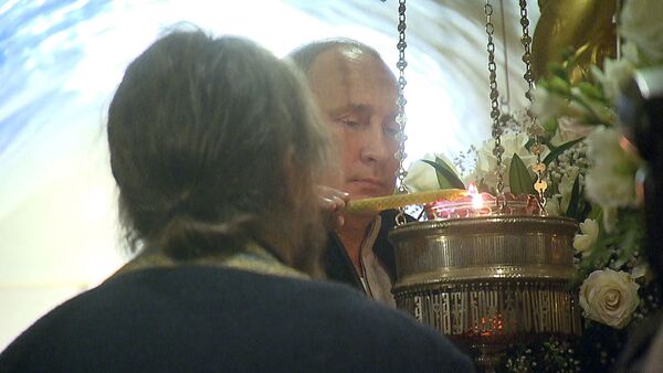 Путин посетил Псково-Печерский монастырь и принял участие в церковных обрядах - Sputnik Молдова