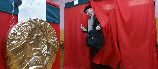 Голосование на одном из избирательных участков г Минска - Sputnik Молдова