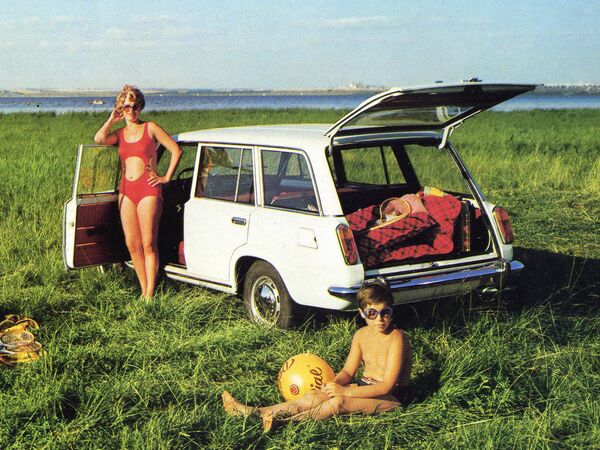 Реклама советского автомобиля ВАЗ-2102 - Sputnik Молдова