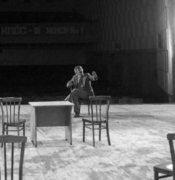 Repetiție la Teatrul Național Dramatic „Vasile Alecsandri” din Bălți. În centru: Mihai Volontir, Artist al Poporului din URSS, anul 1985 - Sputnik Moldova