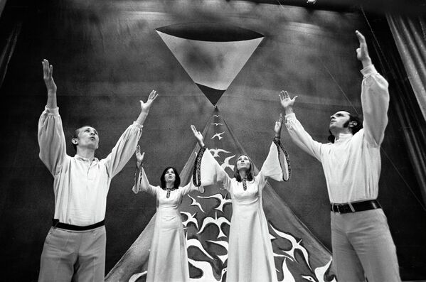 Scenă din spectacolul „Pasăre în vânt”. Teatrul poetic, condus de Andrei Vartic - Sputnik Moldova
