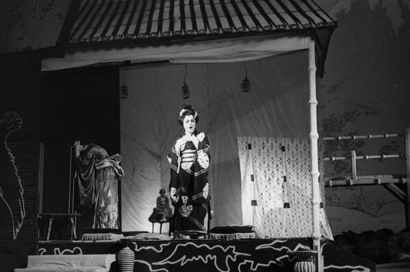 RSS Moldovenească. Teatrul de Operă și Balet, secvență din opera „Madam Batterfly” de Giacomo Puccini, în scenă Maria Bieșu în rolul Cio-Cio-san  - Sputnik Moldova
