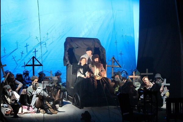 Scenă din spectacolul „Suflete moarte” după opera lui N. Gogol. Montare a Teatrului de pe strada trandafirilor  - Sputnik Moldova