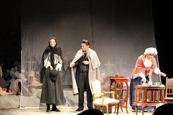 Scenă din spectacolul „Suflete moarte” după opera lui N. Gogol. Montare a Teatrului de pe strada trandafirilor  - Sputnik Moldova