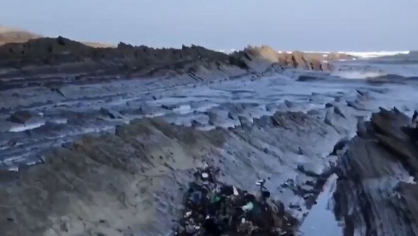 Необычные пляжи Сумайи погрязли в мусоре - Sputnik Молдова