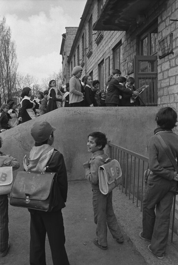 Дети идут в школу. Цыганская гора в центральной возвышенной части города Сороки в Молдавии, апрель 1982 года - Sputnik Молдова