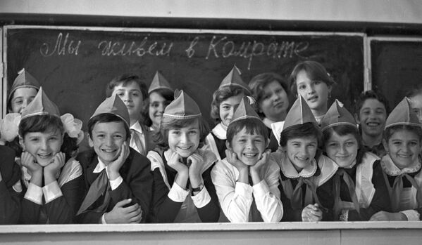 Ученики средней школы № 1 города Комрата, 1985 год - Sputnik Молдова