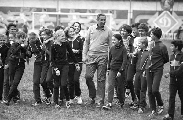 Тренер детско-юношеской спортивной школы Кишинева Виктор Большов со своими воспитанниками, 1987 год - Sputnik Молдова
