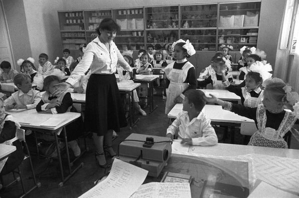 На уроке молдавского языка в школе села Колосово, 1984 год - Sputnik Молдова