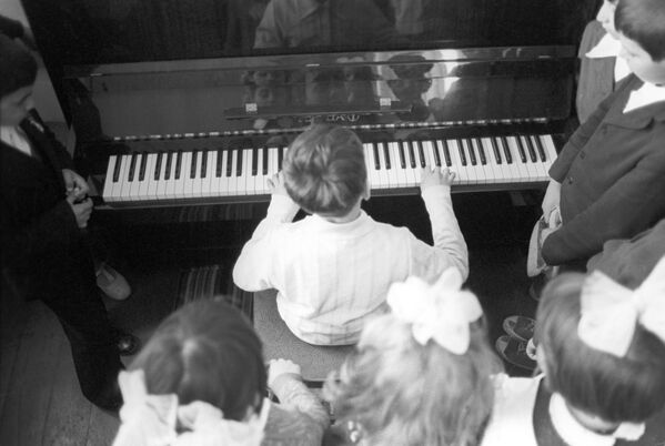 Воспитанник музыкальной школы села Выхватинцы Сергей Киприя и его слушатели - одноклассники, 1979 год - Sputnik Молдова