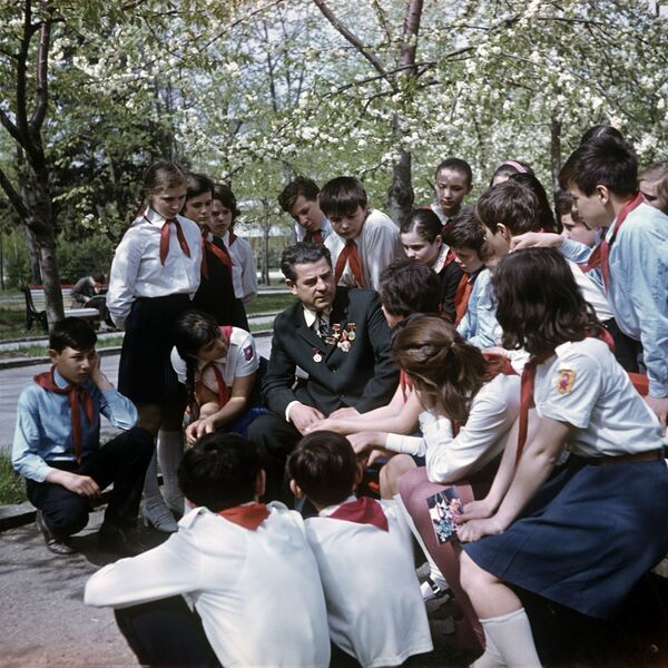 Герой Социалистического труда Н. Чебан беседует со школьниками школы №1 города Кишинева, 1974 год - Sputnik Молдова