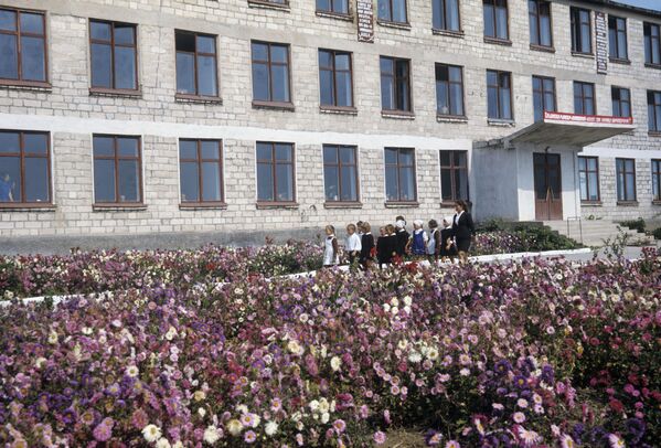 У здания средней школы колхоза Прогресс (Фалештский район), 1972 год - Sputnik Молдова