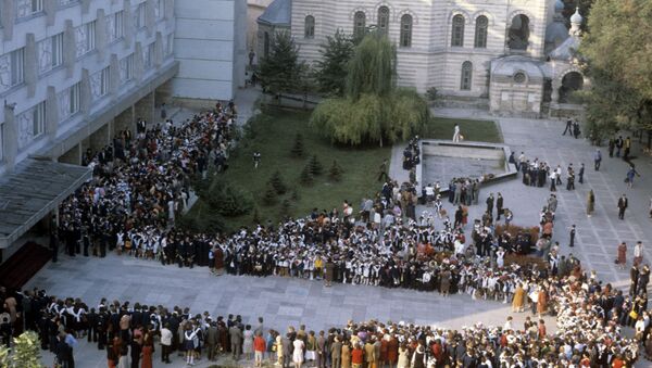 1 сентября 1981 года у школы №1. Ученики на торжественной линейке, 1981 год - Sputnik Молдова