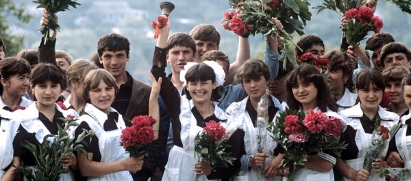 Молдавская ССР. Последний звонок в школе села Бардар Котовского района, 1986 год - Sputnik Молдова