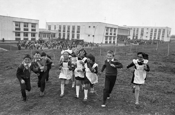 Учащиеся средней школы села Талмаза во время перемены, 1986 год - Sputnik Молдова
