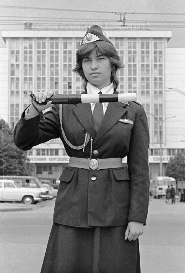 Ученица Кишиневской детской школы милиции регулирует уличное движение в Кишиневе, 1982 год - Sputnik Молдова