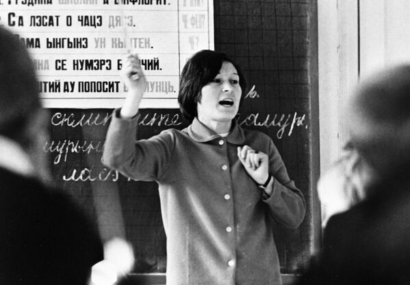 Учительница молдавского языка школы села Ларга объясняет урок ученикам, 1972 год. - Sputnik Молдова