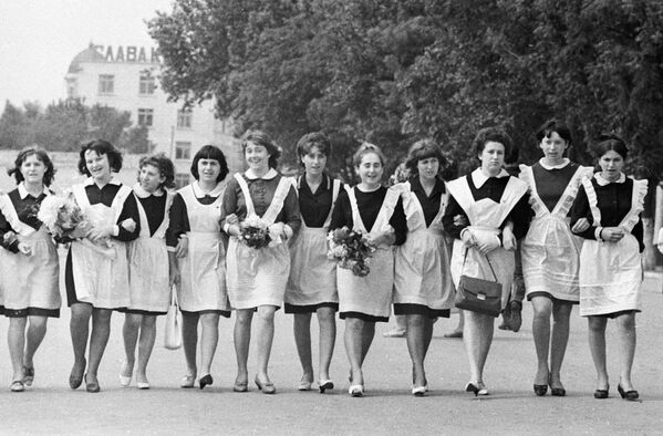Выпускницы школы в городе Бельцы - Sputnik Молдова