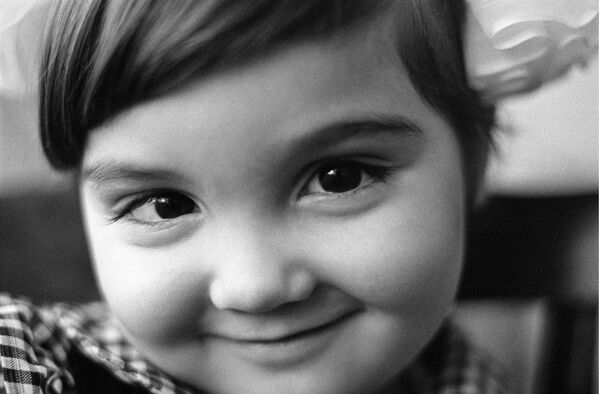Детский сад Радуга в Кишиневе, где проводилось лечение глазных болезней. Воспитанница детсада с проблемой косоглазия, 1988 год - Sputnik Молдова