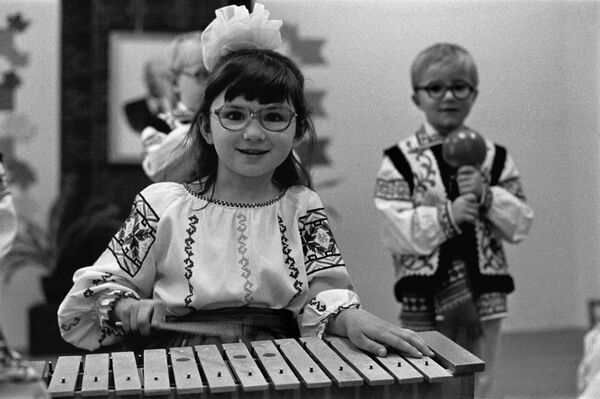 Детский сад Радуга в Кишиневе для детей с плохим зрением. На музыкальных занятиях, 1988 год - Sputnik Молдова