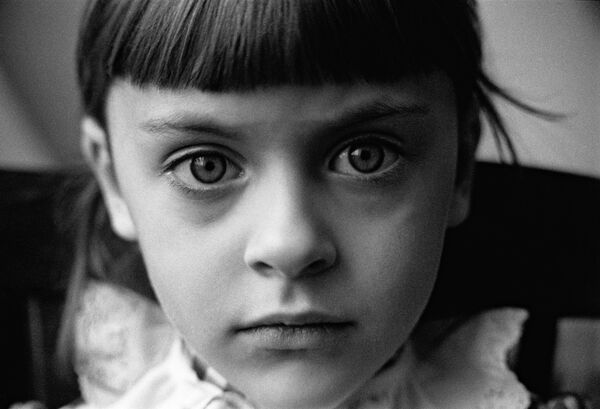 Детский сад Радуга в Кишиневе для детей с плохим зрением. Воспитанница детсада на занятии по восстановлению зрения, 1988 год - Sputnik Молдова