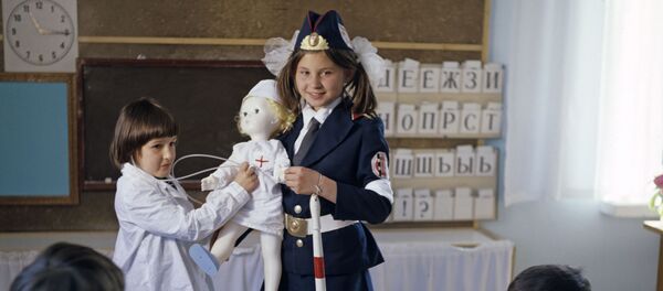 Школьница из особого дивизиона юных регулировщиков движения им. Ф.Э. Дзержинского проводит беседу о правилах дорожного движения с детьми в детском саду, 1982 год - Sputnik Молдова