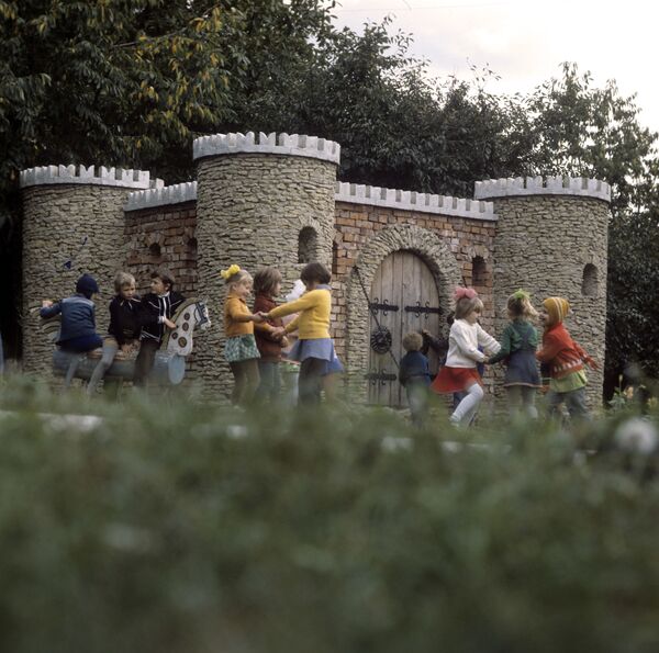 Дети на площадке в детском саду села Вадул-Туркулуй Рыбницкого колхоза, 1990 год - Sputnik Молдова