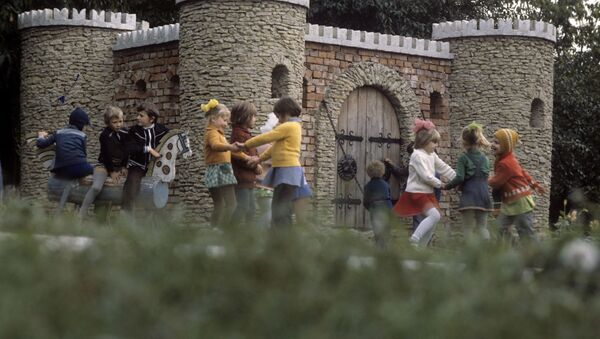 Дети на площадке в детском саду села Вадул-Туркулуй Рыбницкого колхоза, 1990 год - Sputnik Молдова
