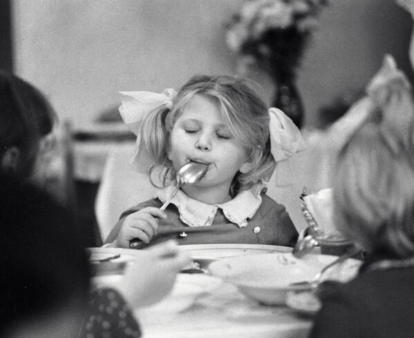 Девочка обедает в детском саду совхоза-завода «Виктория», 1972 год - Sputnik Молдова