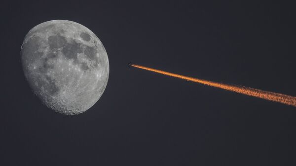 Луна и самолет на закате. - Sputnik Молдова
