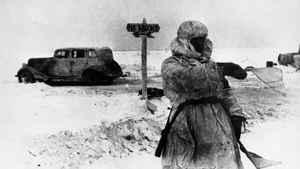 Регулировщик на Дороге жизни через Ладожское озеро. 1 февраля 1943 года - Sputnik Молдова
