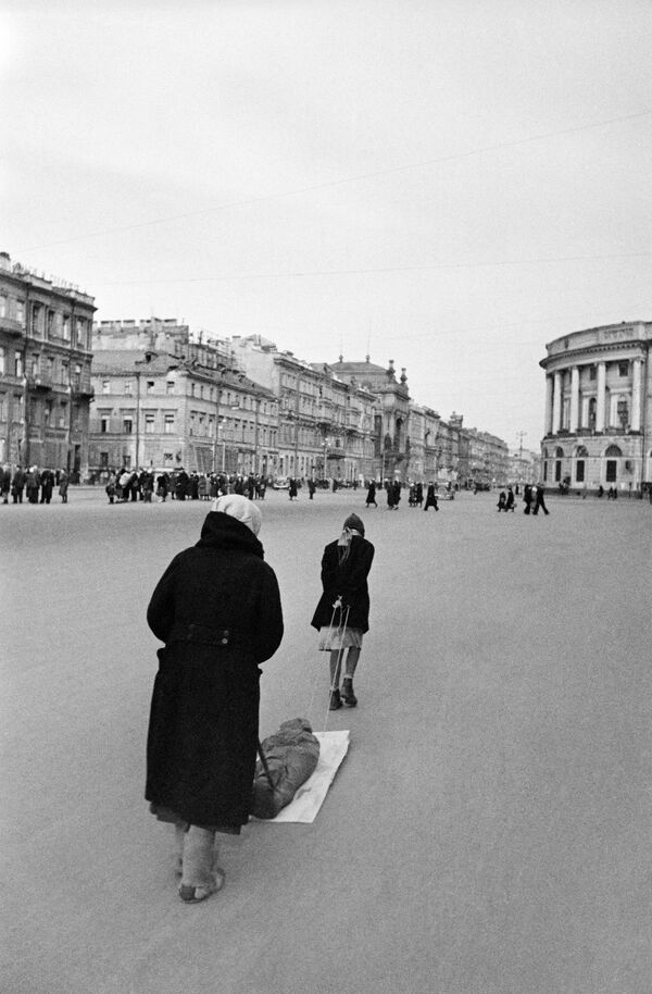 Жители блокадного Ленинграда на Невском проспекте. 3 апреля 1942 года - Sputnik Молдова