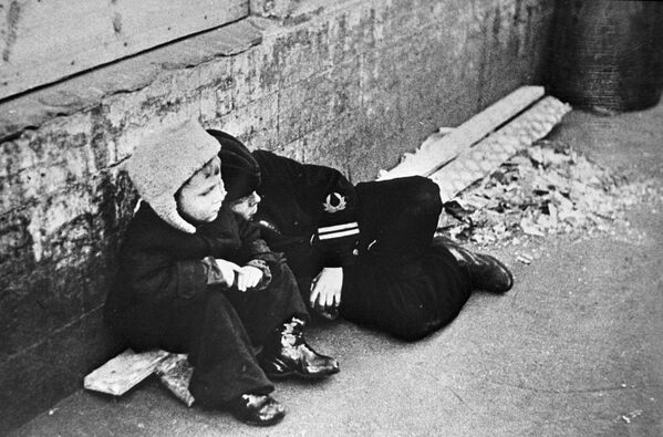 Дети в блокадном Ленинграде. 30 сентября 1942 года - Sputnik Молдова