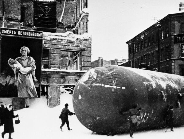 Транспортировка газгольдеров на углу Лиговского проспекта и Разъезжей улицы в Ленинграде. 1 февраля 1943 года - Sputnik Молдова
