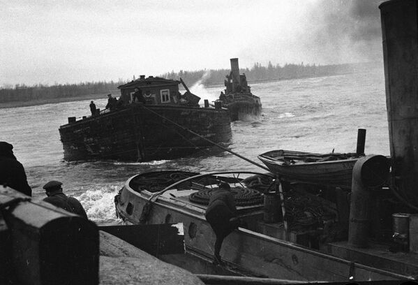 Катера доставляют продукты по Ладожскому озеру в блокадный Ленинград. 1 сентября 1942 года - Sputnik Молдова