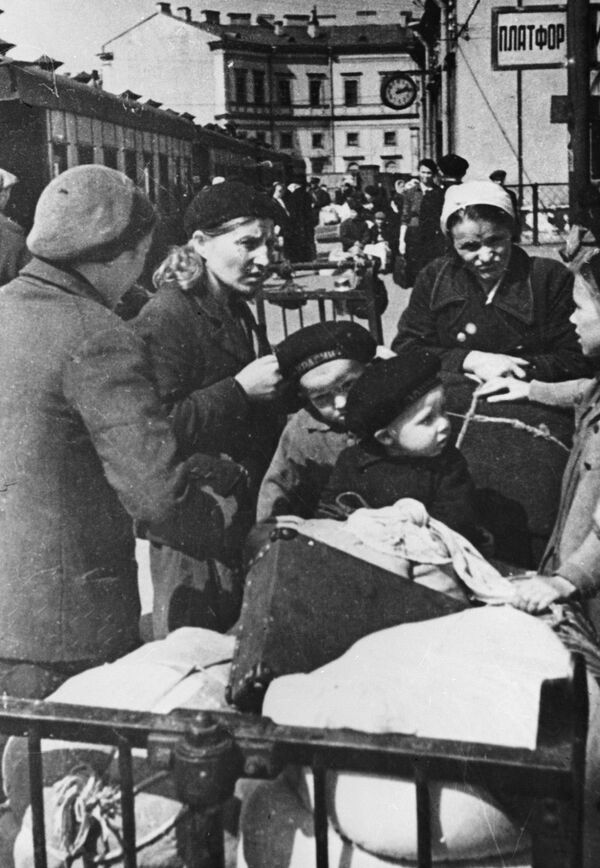 Эвакуация детей из блокадного Ленинграда. 1 октября 1942 года - Sputnik Молдова