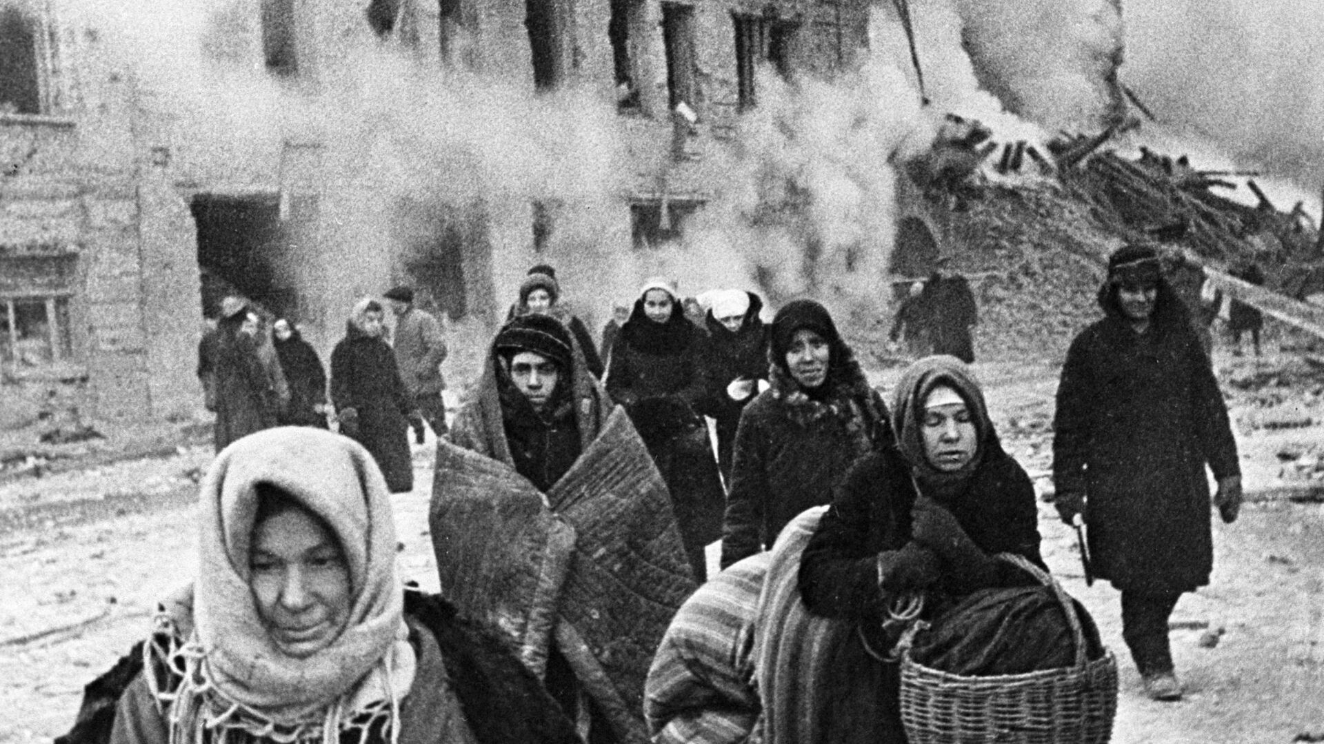 Жители блокадного Ленинграда. 9 декабря 1942 года - Sputnik Молдова, 1920, 03.10.2022