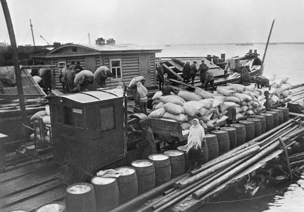 Доставка продовольствия по Ладожскому озеру на барже в осажденный Ленинград. 1 сентября 1942 года - Sputnik Молдова