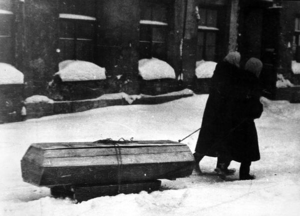 Жители города везут на санках гроб с умершем во время блокады Ленинграда, 1941-1944 года - Sputnik Молдова