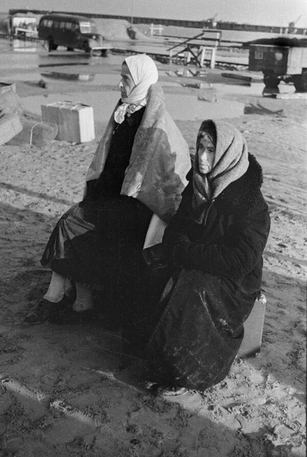 Жительницы осажденного Ленинграда в ожидании отправки на большую землю по льду Ладожского озера, 1942 год - Sputnik Молдова