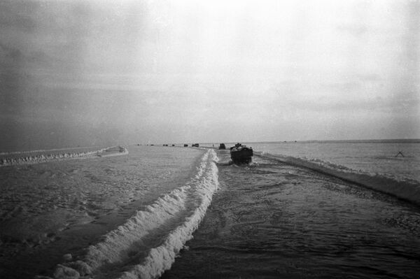 На водно-ледяной трассе Ладожского озера - Дороге жизни, 1942 год - Sputnik Молдова