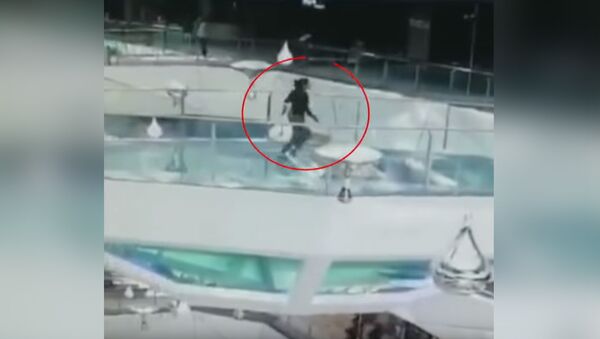 Женщина упала в бассейн с голодными акулами - Sputnik Молдова