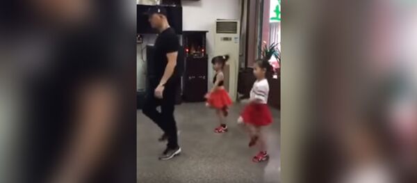 Синхронный танец отца и дочек-близняшек - Sputnik Молдова