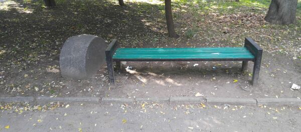 Могильный камень в кишиневском парке Могильный камень в кишиневском парке - Sputnik Молдова