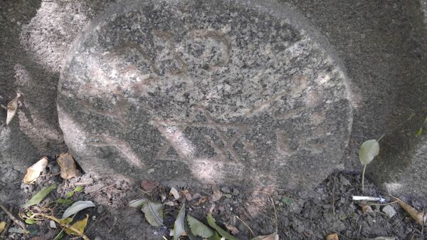 Память под ногами: как в Кишиневе украшают парки могильными плитами Память под ногами: как в Кишиневе украшают парки могильными плитами - Sputnik Молдова