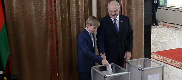 Выбор президента: Лукашенко проголосовал на избирательном участке №1 - Sputnik Moldova