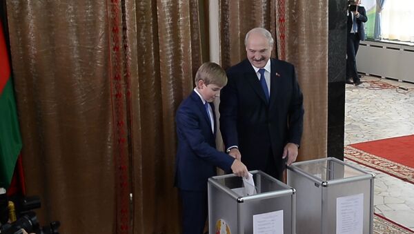 Выбор президента: Лукашенко проголосовал на избирательном участке №1 - Sputnik Moldova